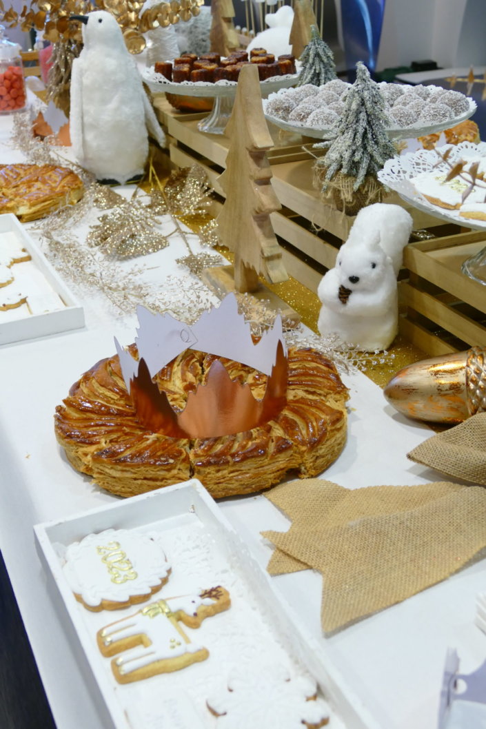 Evénement Galette des Rois chez Amiral Gestion par Studio Candy avec pâtisseries sur mesure, galettes, candy bar, boissons et décoration en blanc et or