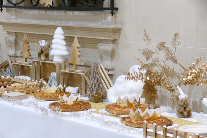 Table décorée blanc et or pour la galette des rois au Crédit Mutuel asset management par Studio Candy