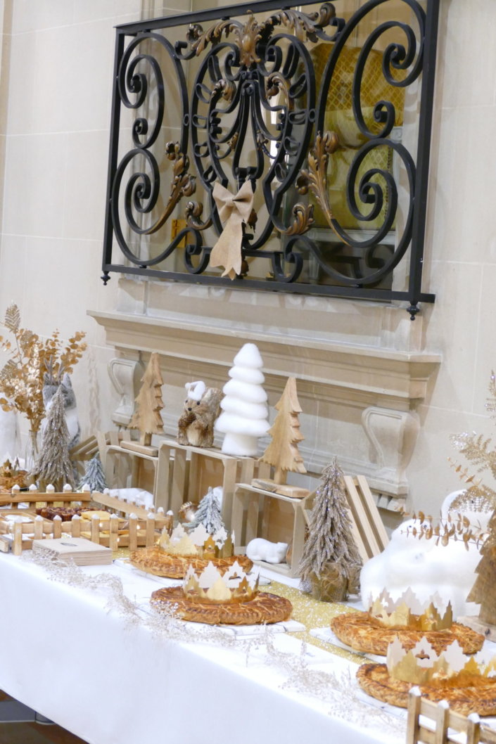 Table décorée blanc et or pour la galette des rois au Crédit Mutuel asset management par Studio Candy