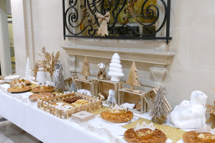 Table décorée blanc et or pour la galette des rois au Crédit Mutuel asset management par Studio Candy
