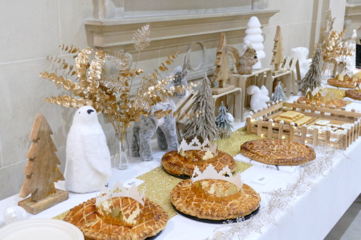 Table décorée blanc et or pour la galette des rois au Crédit Mutuel asset management par Studio Candy