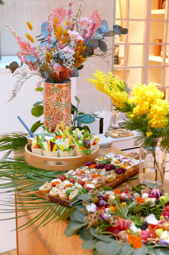 Table colorée et fleurie pour la journée presse maisons du monde avec fleurs séchées, mimosa, sablés décorés et planches estivales