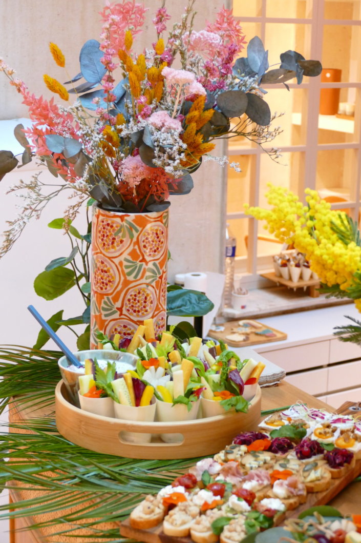 Table colorée et fleurie pour la journée presse maisons du monde avec fleurs séchées, mimosa, sablés décorés et planches estivales