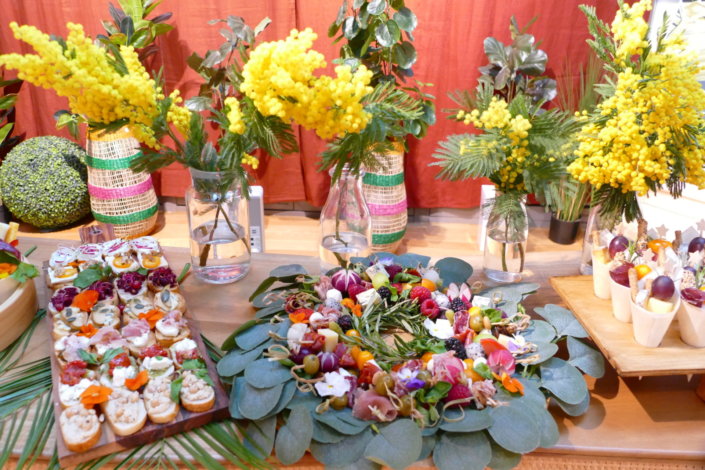 Table colorée et fleurie pour la journée presse maisons du monde avec fleurs séchées, mimosa, sablés décorés et planches estivales