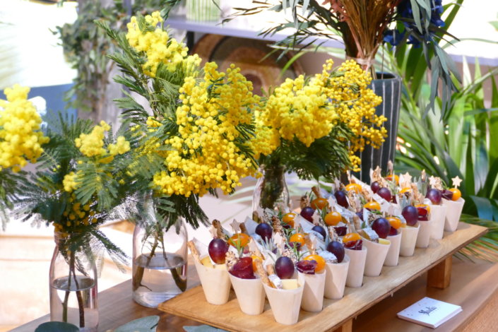 Table colorée et fleurie pour la journée presse maisons du monde avec fleurs séchées, mimosa, sablés décorés et planches estivales