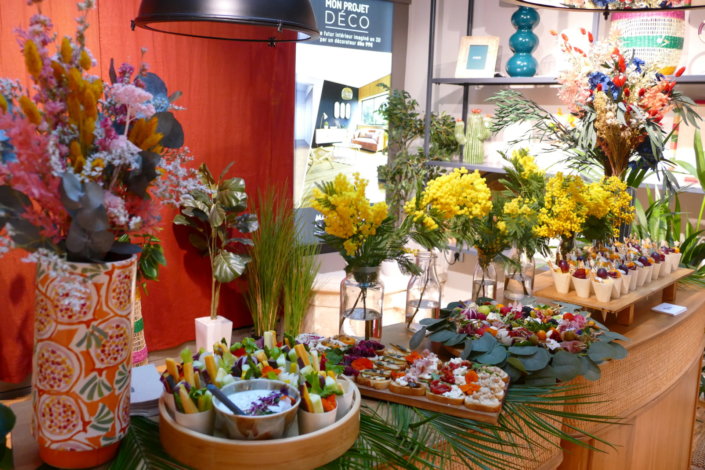 Table colorée et fleurie pour la journée presse maisons du monde avec fleurs séchées, mimosa, sablés décorés et planches estivales