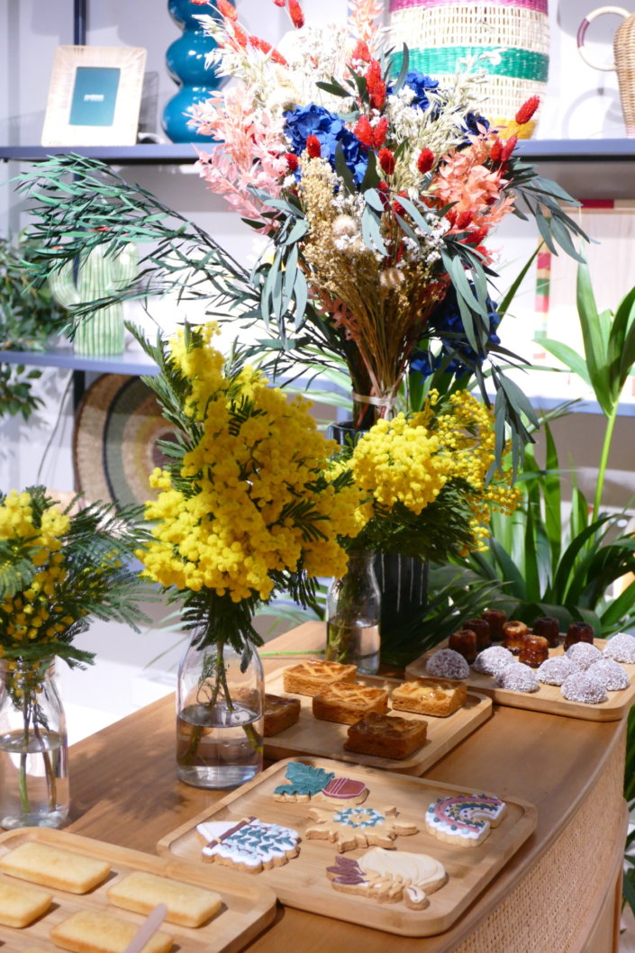 Table colorée et fleurie pour la journée presse maisons du monde avec fleurs séchées, mimosa, sablés décorés et planches estivales