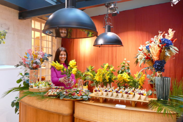 Table colorée et fleurie pour la journée presse maisons du monde avec fleurs séchées, mimosa, sablés décorés et planches estivales