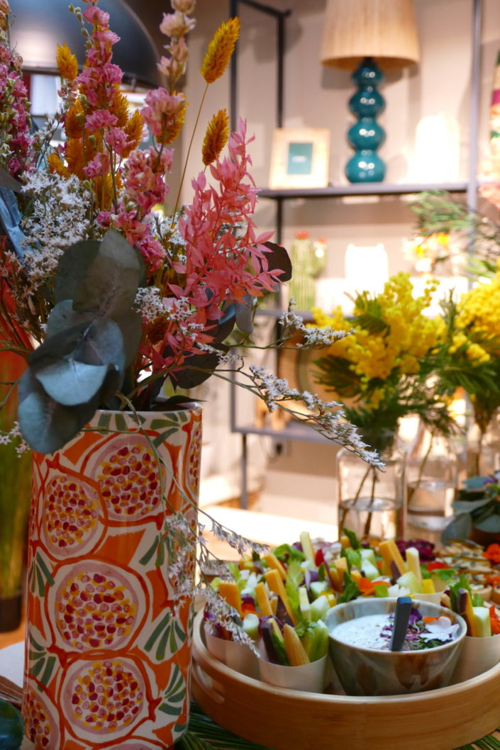 Table colorée et fleurie pour la journée presse maisons du monde avec fleurs séchées, mimosa, sablés décorés et planches estivales