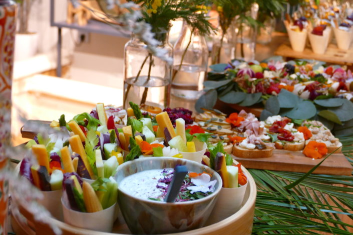 Table colorée et fleurie pour la journée presse maisons du monde avec fleurs séchées, mimosa, sablés décorés et planches estivales