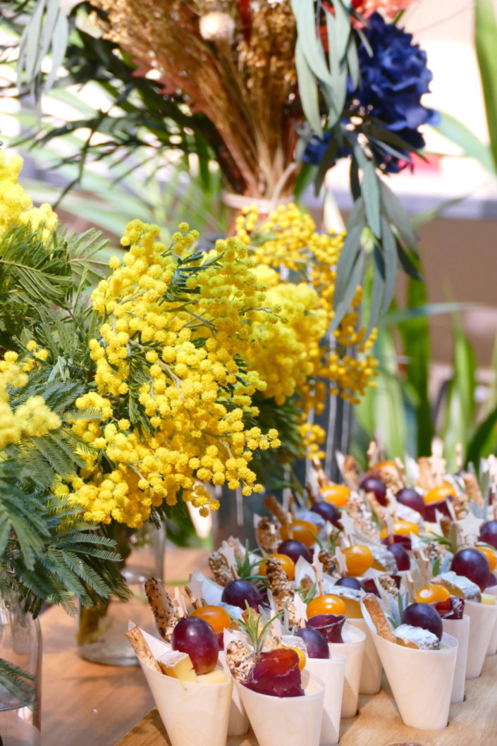 Table colorée et fleurie pour la journée presse maisons du monde avec fleurs séchées, mimosa, sablés décorés et planches estivales