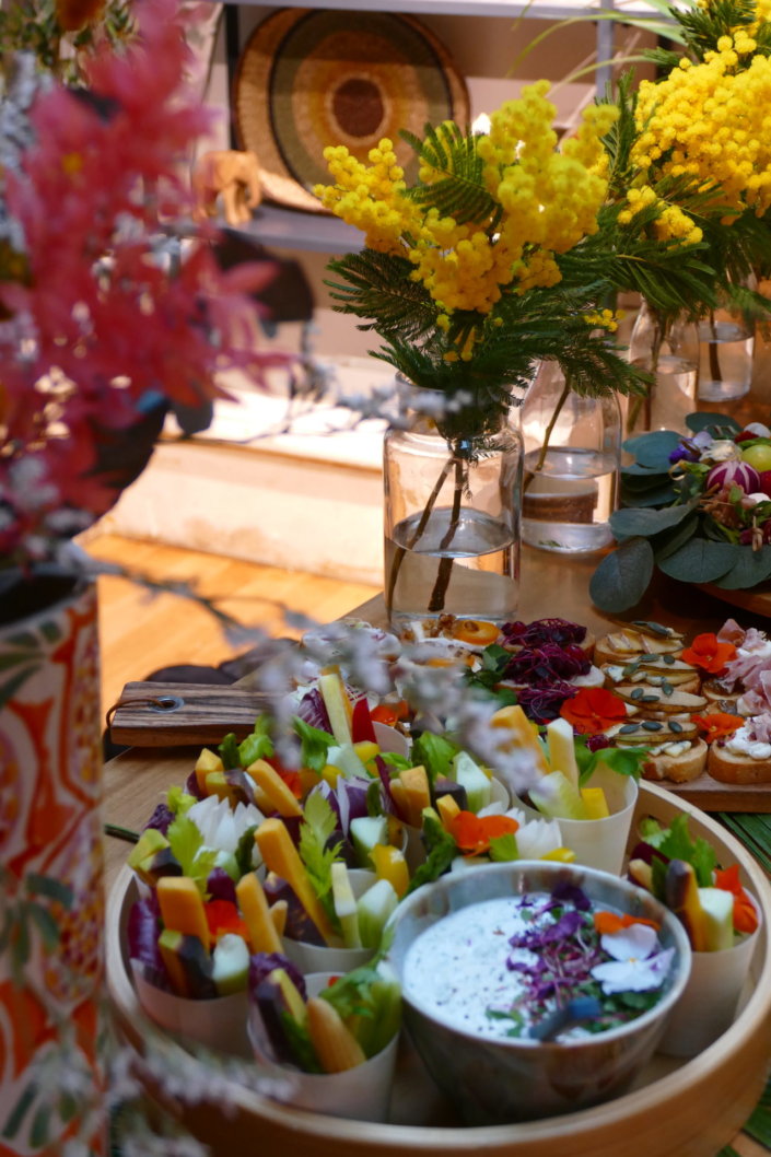 Table colorée et fleurie pour la journée presse maisons du monde avec fleurs séchées, mimosa, sablés décorés et planches estivales