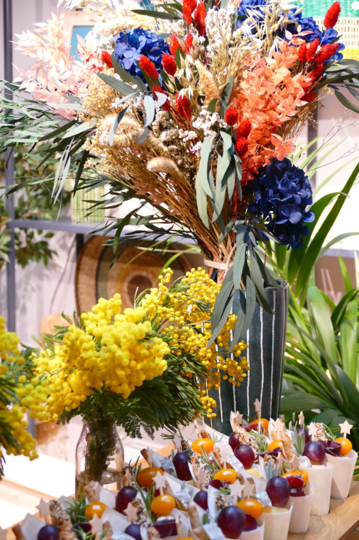 Table colorée et fleurie pour la journée presse maisons du monde avec fleurs séchées, mimosa, sablés décorés et planches estivales