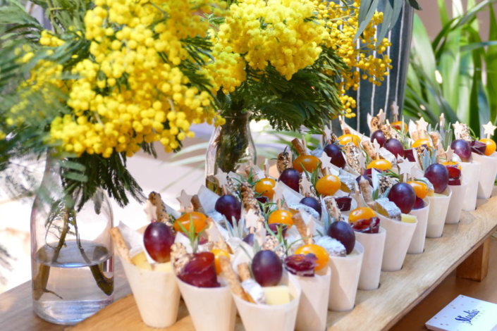 Table colorée et fleurie pour la journée presse maisons du monde avec fleurs séchées, mimosa, sablés décorés et planches estivales