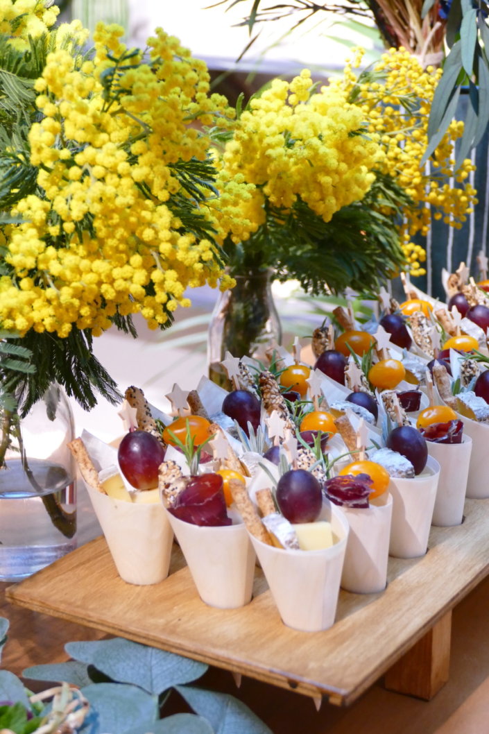 Table colorée et fleurie pour la journée presse maisons du monde avec fleurs séchées, mimosa, sablés décorés et planches estivales