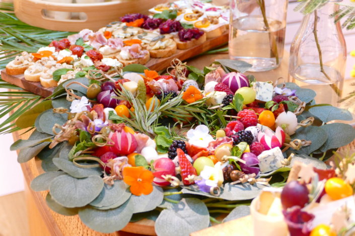 Table colorée et fleurie pour la journée presse maisons du monde avec fleurs séchées, mimosa, sablés décorés et planches estivales