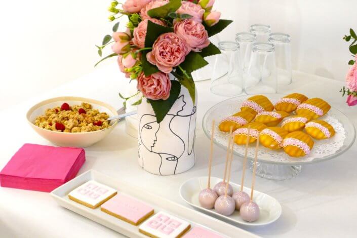 Petit déjeuner pour givenchy beauty et le nouveau parfum Irrésistible : sablés décorés sur mesure et personnalisés, granola framboise, madeleines décorées, donuts roses par studio candy