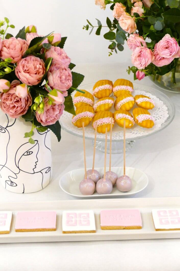 Petit déjeuner pour givenchy beauty et le nouveau parfum Irrésistible : sablés décorés sur mesure et personnalisés, granola framboise, madeleines décorées, donuts roses par studio candy