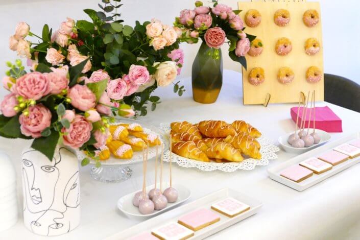 Petit déjeuner pour givenchy beauty et le nouveau parfum Irrésistible : sablés décorés sur mesure et personnalisés, granola framboise, madeleines décorées, donuts roses par studio candy