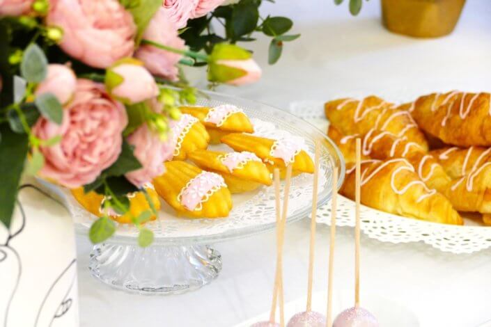 Petit déjeuner pour givenchy beauty et le nouveau parfum Irrésistible : sablés décorés sur mesure et personnalisés, granola framboise, madeleines décorées, donuts roses par studio candy