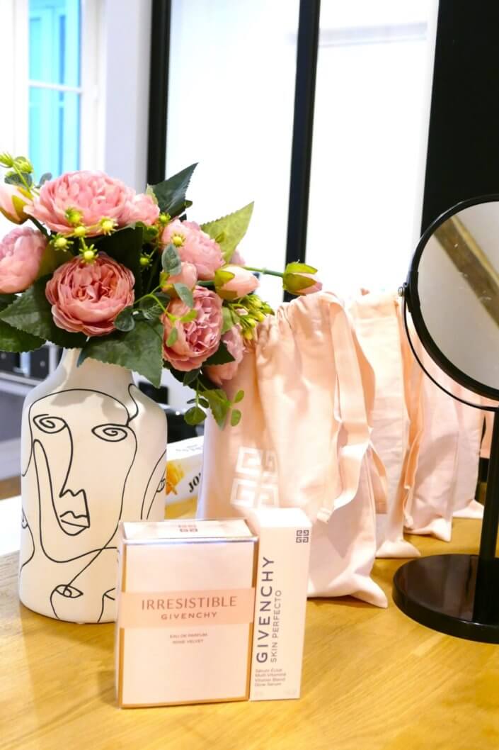 Petit déjeuner pour givenchy beauty et le nouveau parfum Irrésistible : sablés décorés sur mesure et personnalisés, granola framboise, madeleines décorées, donuts roses par studio candy