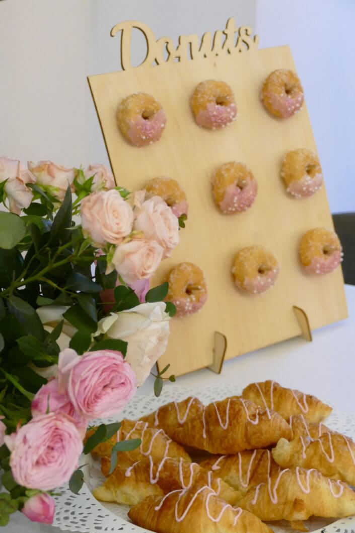 Petit déjeuner pour givenchy beauty et le nouveau parfum Irrésistible : sablés décorés sur mesure et personnalisés, granola framboise, madeleines décorées, donuts roses par studio candy