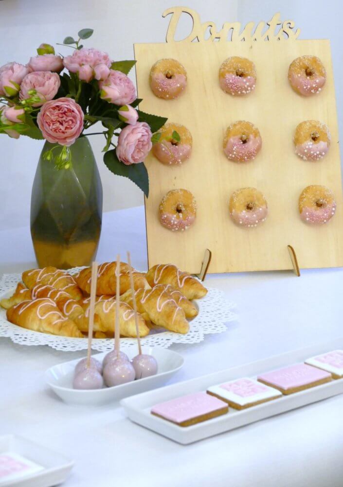 Petit déjeuner pour givenchy beauty et le nouveau parfum Irrésistible : sablés décorés sur mesure et personnalisés, granola framboise, madeleines décorées, donuts roses par studio candy