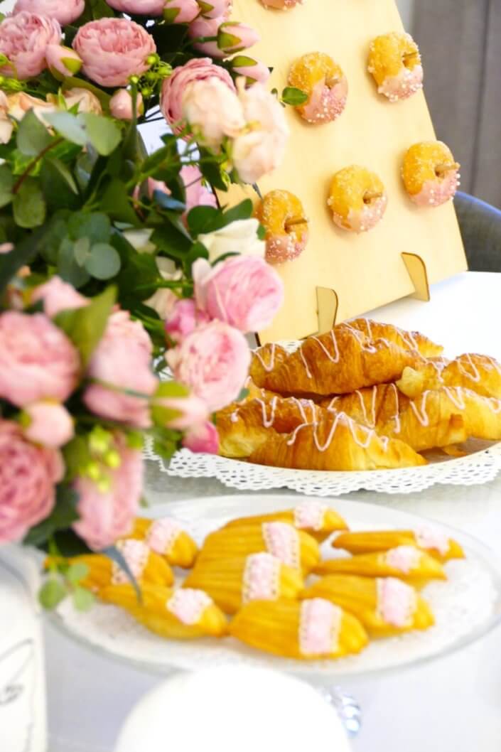 Petit déjeuner pour givenchy beauty et le nouveau parfum Irrésistible : sablés décorés sur mesure et personnalisés, granola framboise, madeleines décorées, donuts roses par studio candy