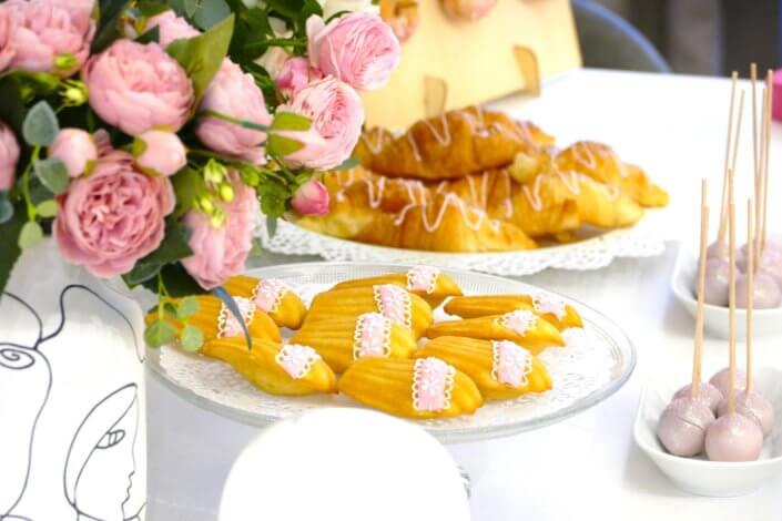 Petit déjeuner pour givenchy beauty et le nouveau parfum Irrésistible : sablés décorés sur mesure et personnalisés, granola framboise, madeleines décorées, donuts roses par studio candy