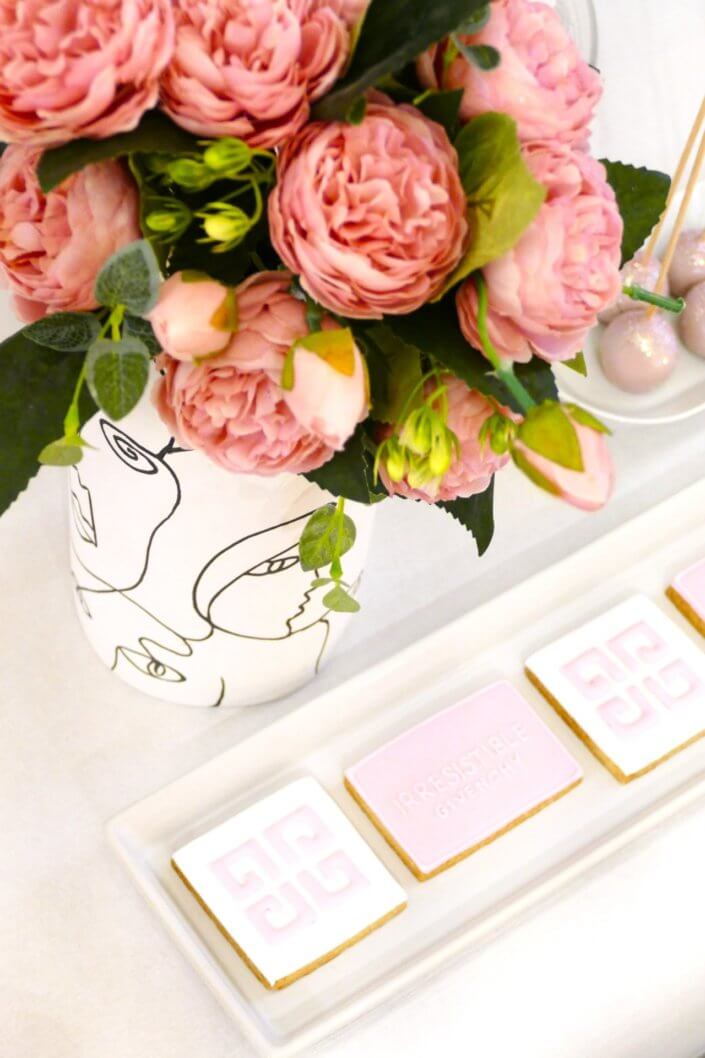 Petit déjeuner pour givenchy beauty et le nouveau parfum Irrésistible : sablés décorés sur mesure et personnalisés, granola framboise, madeleines décorées, donuts roses par studio candy