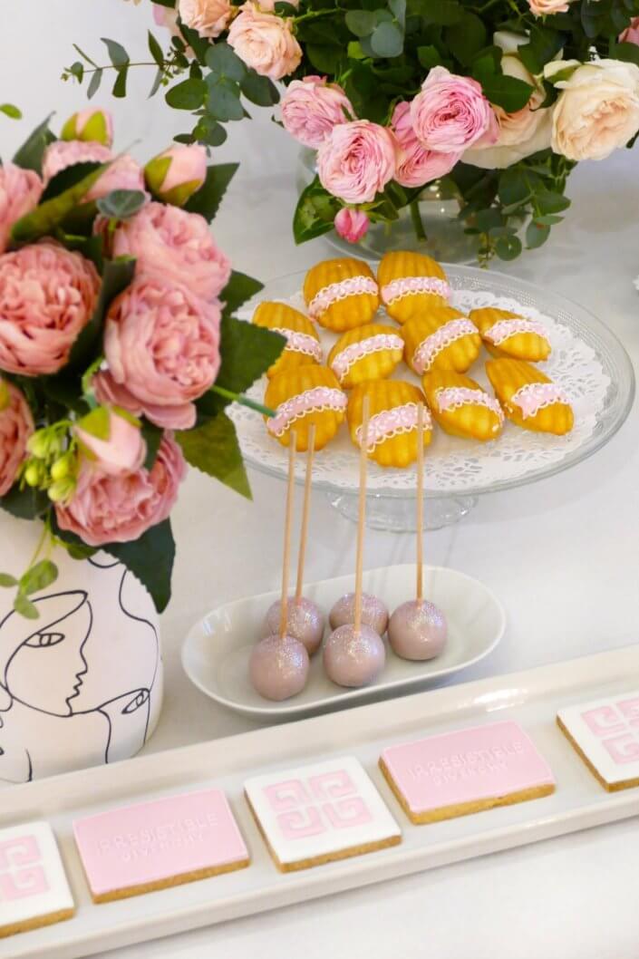 Petit déjeuner pour givenchy beauty et le nouveau parfum Irrésistible : sablés décorés sur mesure et personnalisés, granola framboise, madeleines décorées, donuts roses par studio candy