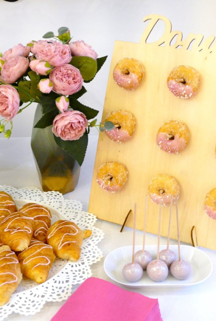 Petit déjeuner pour givenchy beauty et le nouveau parfum Irrésistible : sablés décorés sur mesure et personnalisés, granola framboise, madeleines décorées, donuts roses par studio candy