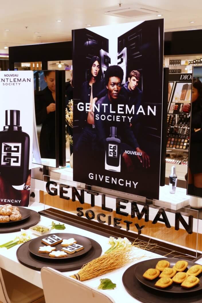 set design lancement parfum Givenchy gentleman Society avec pâtisseries sur mesure, bois de vetiver, narcisse, sauge, cardamone