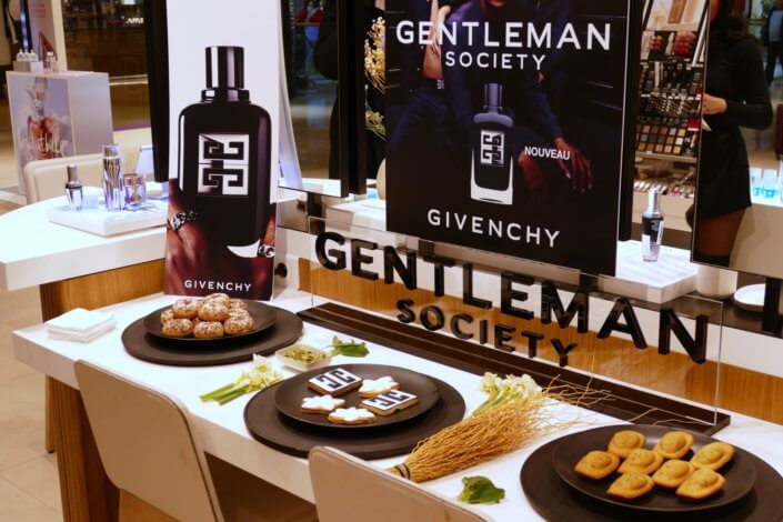 set design lancement parfum Givenchy gentleman Society avec pâtisseries sur mesure, bois de vetiver, narcisse, sauge, cardamone