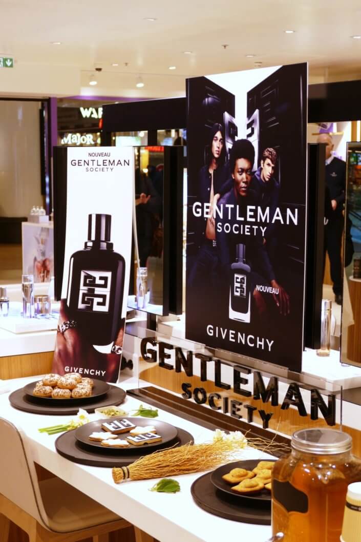 set design lancement parfum Givenchy gentleman Society avec pâtisseries sur mesure, bois de vetiver, narcisse, sauge, cardamone