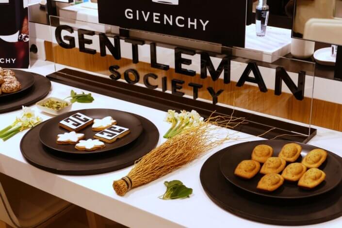 set design lancement parfum Givenchy gentleman Society avec pâtisseries sur mesure, bois de vetiver, narcisse, sauge, cardamone