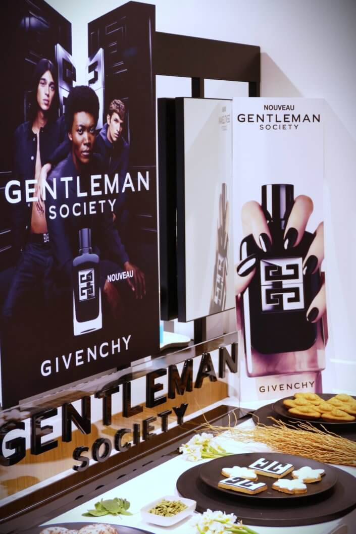 set design lancement parfum Givenchy gentleman Society avec pâtisseries sur mesure, bois de vetiver, narcisse, sauge, cardamone