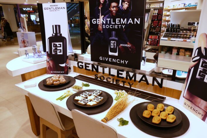 set design lancement parfum Givenchy gentleman Society avec pâtisseries sur mesure, bois de vetiver, narcisse, sauge, cardamone