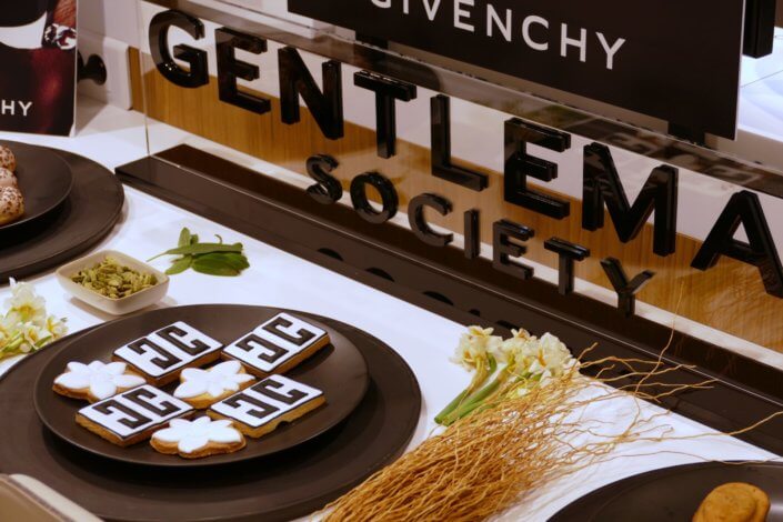 set design lancement parfum Givenchy gentleman Society avec pâtisseries sur mesure, bois de vetiver, narcisse, sauge, cardamone