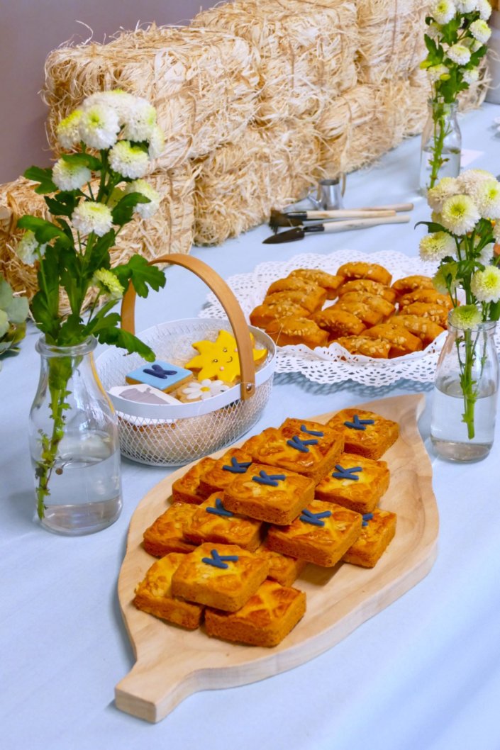 lancement nouveau kiri avec une table sur mesure : sablés décorés kiri, bottes de foin, brownie au chocolat, fleurs fraîches, financiers