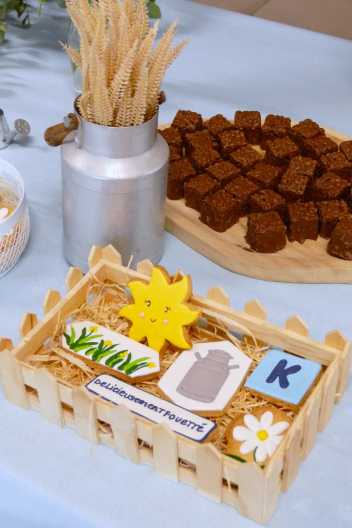 lancement nouveau kiri avec une table sur mesure : sablés décorés kiri, bottes de foin, brownie au chocolat, fleurs fraîches, financiers