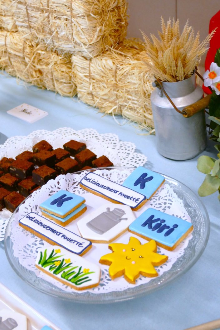 lancement nouveau kiri avec une table sur mesure : sablés décorés kiri, bottes de foin, brownie au chocolat, fleurs fraîches, financiers