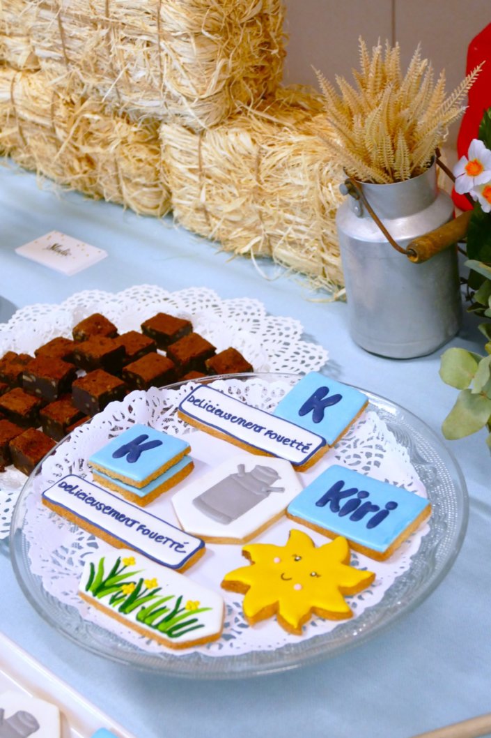 lancement nouveau kiri avec une table sur mesure : sablés décorés kiri, bottes de foin, brownie au chocolat, fleurs fraîches, financiers