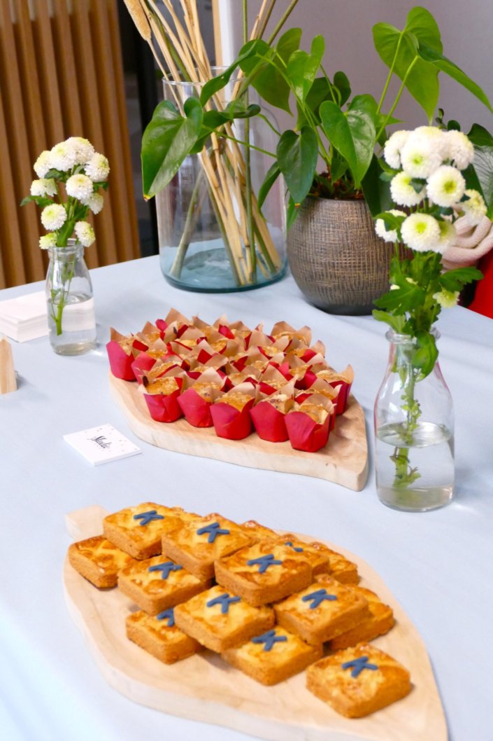 lancement nouveau kiri avec une table sur mesure : sablés décorés kiri, bottes de foin, brownie au chocolat, fleurs fraîches, financiers