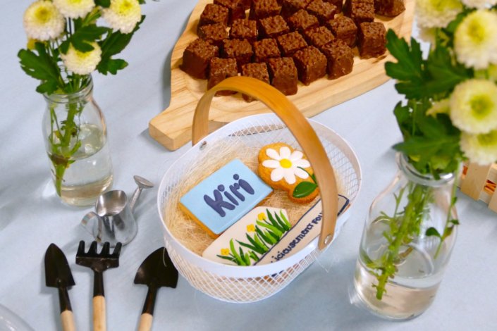 lancement nouveau kiri avec une table sur mesure : sablés décorés kiri, bottes de foin, brownie au chocolat, fleurs fraîches, financiers
