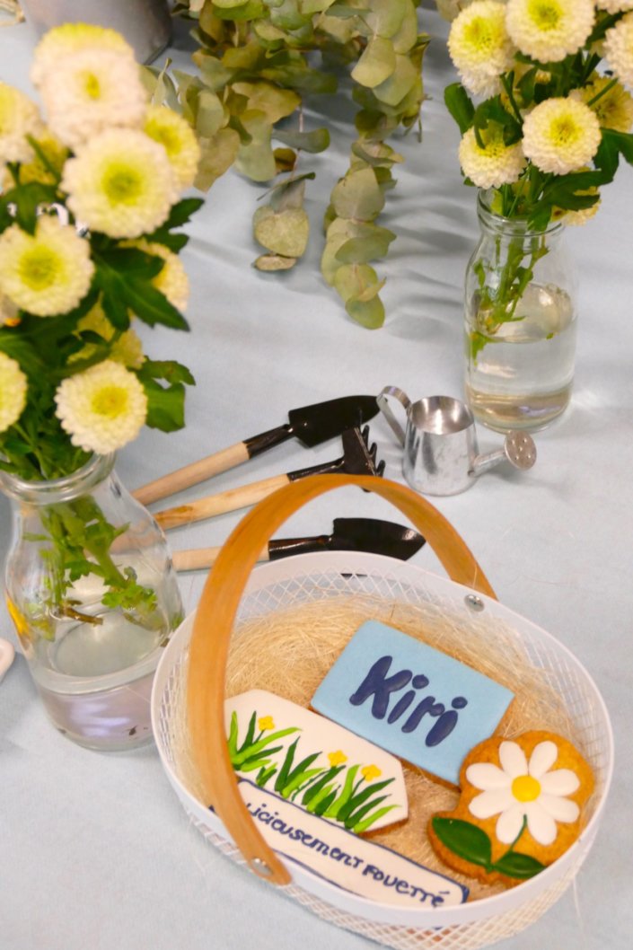 lancement nouveau kiri avec une table sur mesure : sablés décorés kiri, bottes de foin, brownie au chocolat, fleurs fraîches, financiers