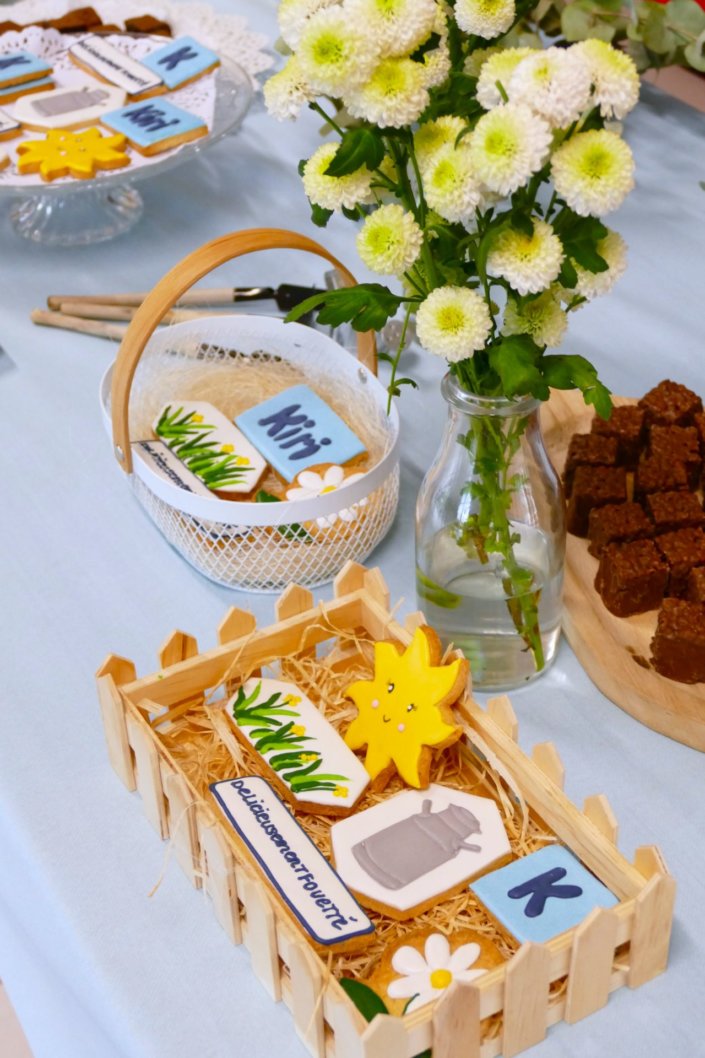 lancement nouveau kiri avec une table sur mesure : sablés décorés kiri, bottes de foin, brownie au chocolat, fleurs fraîches, financiers