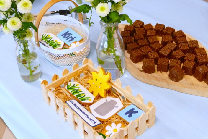 lancement nouveau kiri avec une table sur mesure : sablés décorés kiri, bottes de foin, brownie au chocolat, fleurs fraîches, financiers