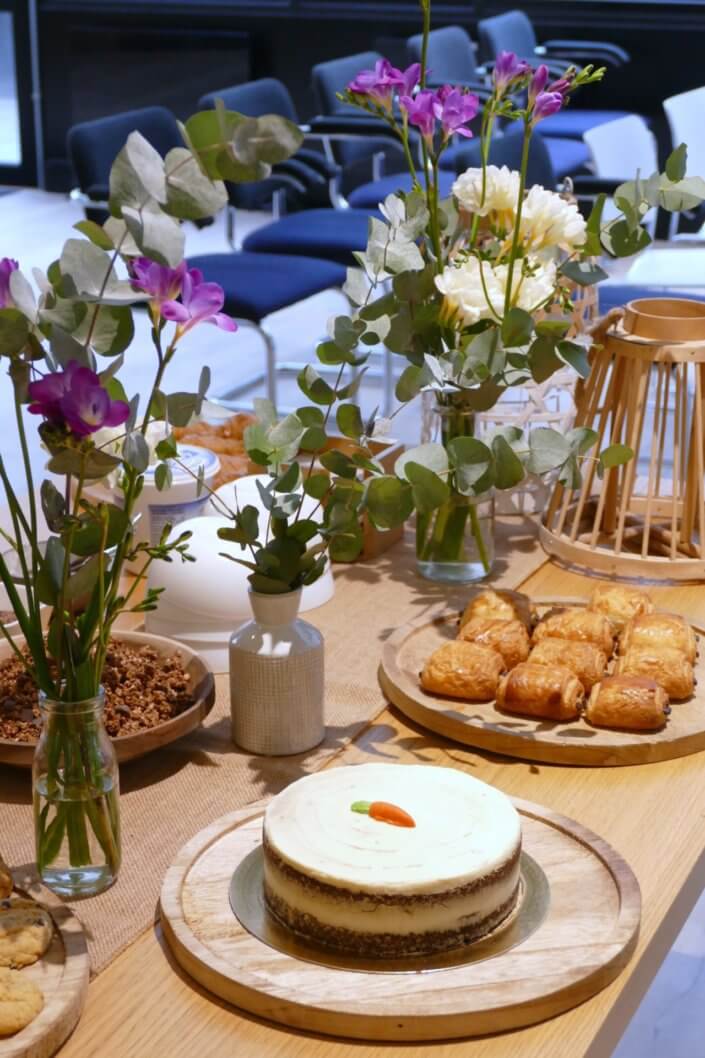 petit déjeuner printemps avec carrot cake, granola, brioche à trancher, mini muffins caramel, cake citron pavot, et sablés décorés sur mesure