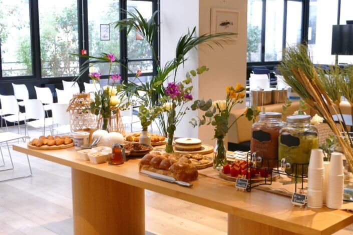 petit déjeuner printemps avec carrot cake, granola, brioche à trancher, mini muffins caramel, cake citron pavot, et sablés décorés sur mesure